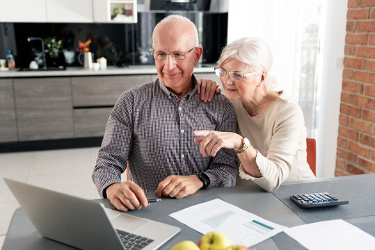 Retirees using social media, browsing internet
