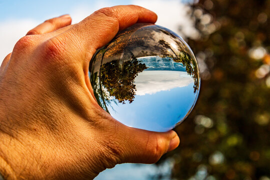 Paisaje reflejado en una bola de cristal, en Puerto de la Cruz.	