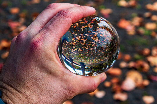 Paisaje reflejado en una bola de cristal, en Puerto de la Cruz.	