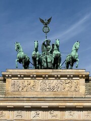 Obraz premium The Brandenburg Gate stands as Berlin's most enduring symbol of unity and peace, its neoclassical columns and iconic Quadriga witnessing centuries of German history, division, and reunification.