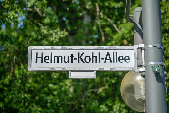 Schild, Helmut-Kohl-Allee, Tiergarten, Mitte, Berlin, Deutschland