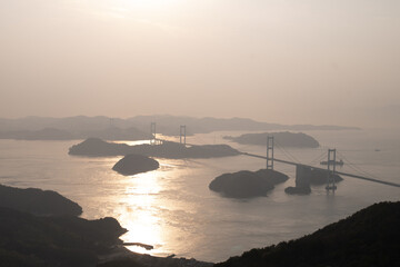 夕暮れの海　瀬戸内海  来島海峡大橋　橋と海  © M