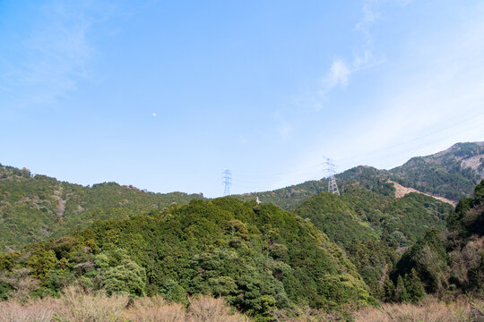 青空と新緑の山々と送電鉄塔の風景　愛媛　四国の山