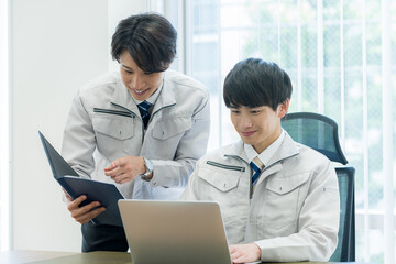 Fototapeta premium 相談する作業服のビジネスマン