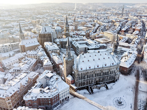 Luftaufnahme von Aachen mit Aachener Dom, Rathaus und Skyline im Winter mit Schnee