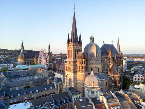 Luftaufnahme von Aachen mit Aachener Dom, Rathaus, Skyline und Riesenrad bei Sonnenuntergang