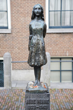 Statue der Anne Frank vor der Westerkerk neben dem Anne Frank Haus in Amsterdam, Niederlande