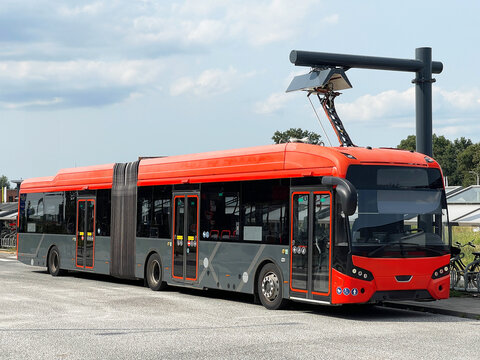 Electric bus with overhead charging 