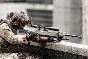 Obraz premium Sniper Soldier, Army force standby for guard security at roof top of the building