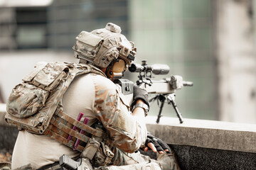 Obraz premium Sniper Soldier, Army force standby for guard security at roof top of the building