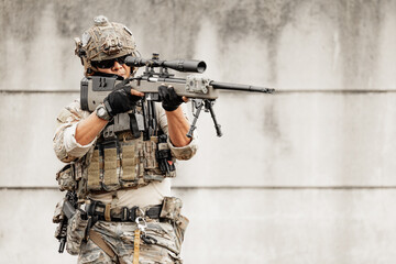 Obraz premium Sniper Soldier, Army force standby for guard security at roof top of the building