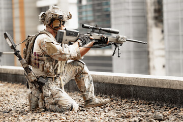 Obraz premium Sniper Soldier, Army force standby for guard security at roof top of the building