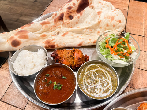 インドカレー店で食べるカレー2種セット。ラムカレーとほうれん草カレー。ナンとライスとチキン。