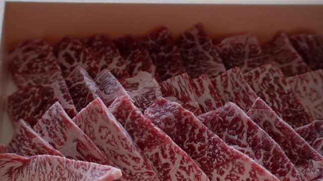 箱に詰められた霜降り肉