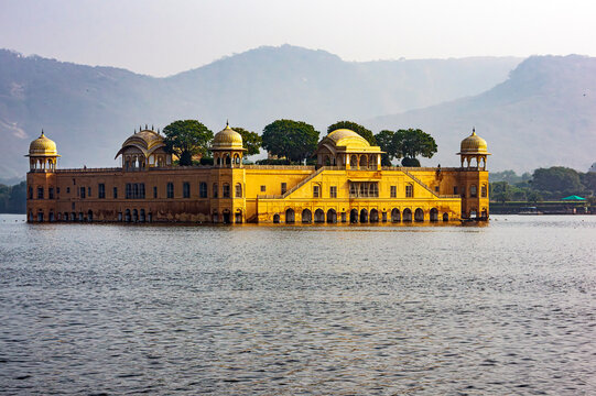 Wasserpalast im maan sagar See in der N&auml;he von Jaipur, Bundesland Rajasthan, Indien