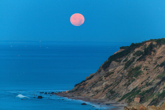 Supermoon rising over Mohegan Bluffs