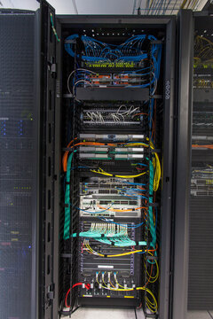 Structured cabling for fiberoptic networks and video in communications rack
