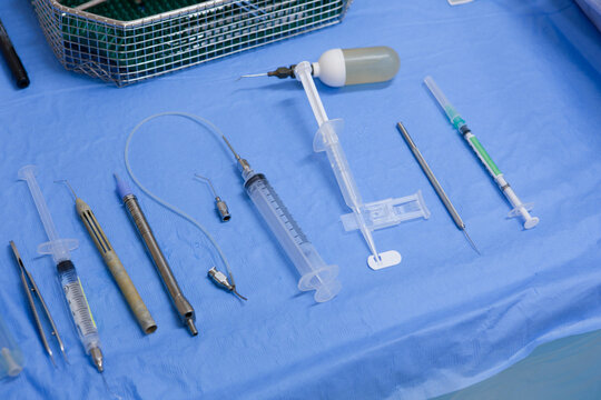 Specific medical instruments for cataract surgery on a table