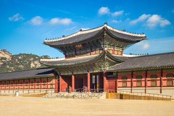 Obraz premium Heungnyemun, Second Inner Gate of Gyeongbokgung in seoul, south korea. Translation: Heungnyemun.