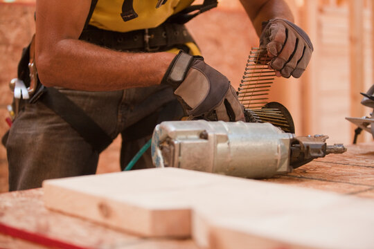 Carpenter reloading circular drum of a nail gun with nails
