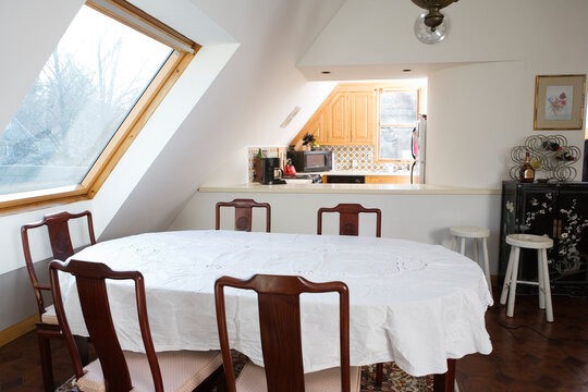 Arrangement of a dining table in a kitchen