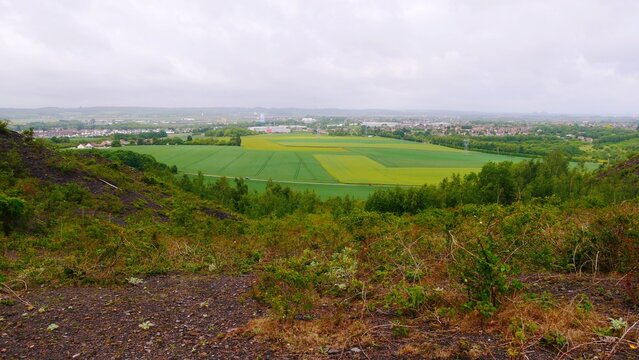 Vue panoramique sur Li&eacute;vin du haut des terrils jumeaux de Loos-en-Gohelle d&eacute;partement Pas-de-Calais, France, Europe