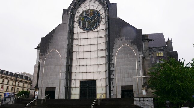 Fa&ccedil;ade moderne de la cath&eacute;drale Notre-Dame de la Treille &agrave; Lille dans le Nord. France, Europe