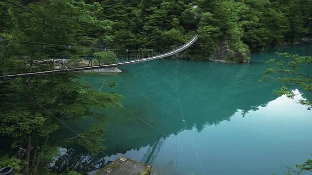 静岡県の川根本町寸又峡温泉にある名所「夢のつり橋」チルトアップ