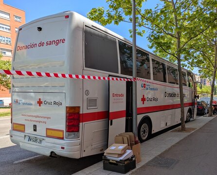 Centro de Transfusi&oacute;n m&oacute;vil para donaci&oacute;n de sangre en autob&uacute;s de la Cruz Roja aparcado en una calle de Madrid, Espa&ntilde;a, 27 de abril de 2026