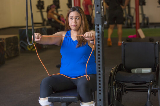 Woman with spinal cord injury working out in a gym
