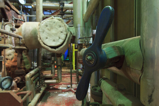 Water condenser piping and insulation in gas turbine electric power plant