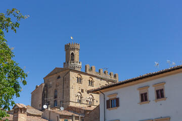 Fototapeta premium Dieser historische Bau ist der Palazzo dei Priori in Volterra, Italien. 