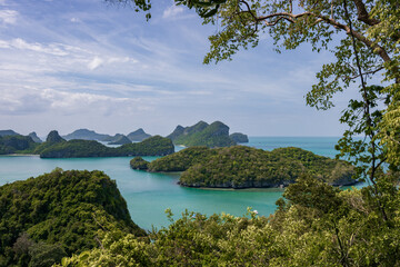 Obraz premium Spectacular panoramic view of the tropical islands from Pha Chan Charat viewpoint on Ko Wua Ta Lap, Mu Ko Ang Thong, Thailand