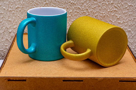 caneca de lou&ccedil;a azul e dourada