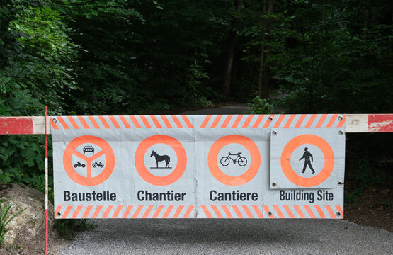 Abgesperrter Waldweg, Baustelle in einem Waldgebiet, Durchgang verboten