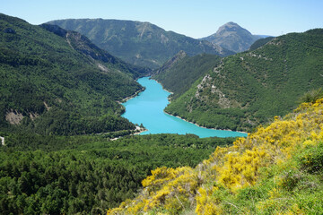 Fototapeta premium Lac et barrage de Chaudanne. Retenue d'eau sur le Verdon. Castellane - Alpes-de-Haute-Provence. 