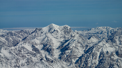 Obraz premium Rugged snow covered mountain peaks viewed from above