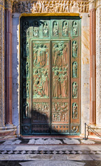 Naklejka premium Eingangspforte, Duomo di Siena, Romanisch Gotischer Dom mit Mosaiken, Piazza del Duomo, Siena, Toskana, Italien