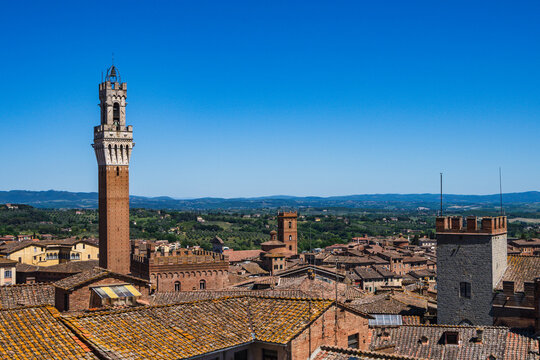 Ausblick vom Facciatone  auf die mittelalterliche Stadt Siena  mit dem Rathausturm am Piazza del Campo, Toskana, Italien