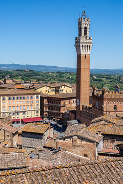 Ausblick vom Facciatone  auf die mittelalterliche Stadt Siena  mit dem Rathausturm am Piazza del Campo, Toskana, Italien