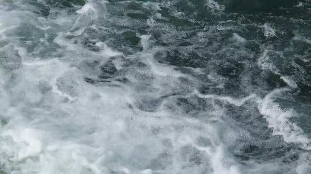 Reissende gef&auml;hrliche Wassermassen an Fluss Wasser Oberfl&auml;che, starke Wasserstr&ouml;mung in der Natur mit aufsch&auml;umenden Wasser Wellen