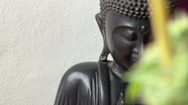 Estatua de Buda en un espacio de meditaci&oacute;n con profundidad de campo y desenfoque natural &mdash; v&iacute;deo 4K