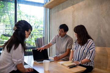 Obraz premium Casual meeting in modern cafe
