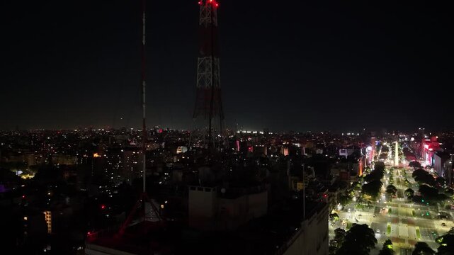 Antena urbana en la Avenida 9 de Julio de noche en Buenos Aires, ciudad nocturna, tecnolog&iacute;a, telecomunicaciones