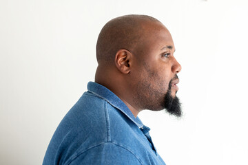 Profile portrait man blue shirt © Rawpixel.com