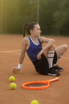M&auml;dchen, 11, im Tennisoutfit am Tennisplatz