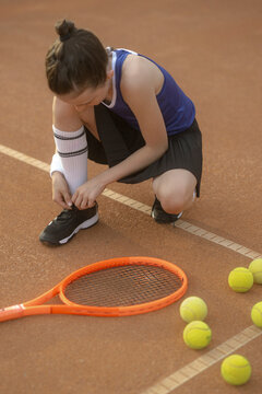 M&auml;dchen, 11, im Tennisoutfit am Tennisplatz