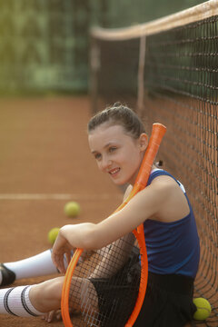 M&auml;dchen, 11, im Tennisoutfit am Tennisplatz
