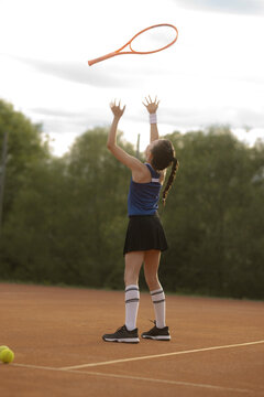 M&auml;dchen, 11, im Tennisoutfit am Tennisplatz