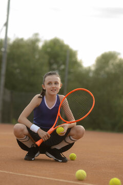 M&auml;dchen, 11, im Tennisoutfit am Tennisplatz